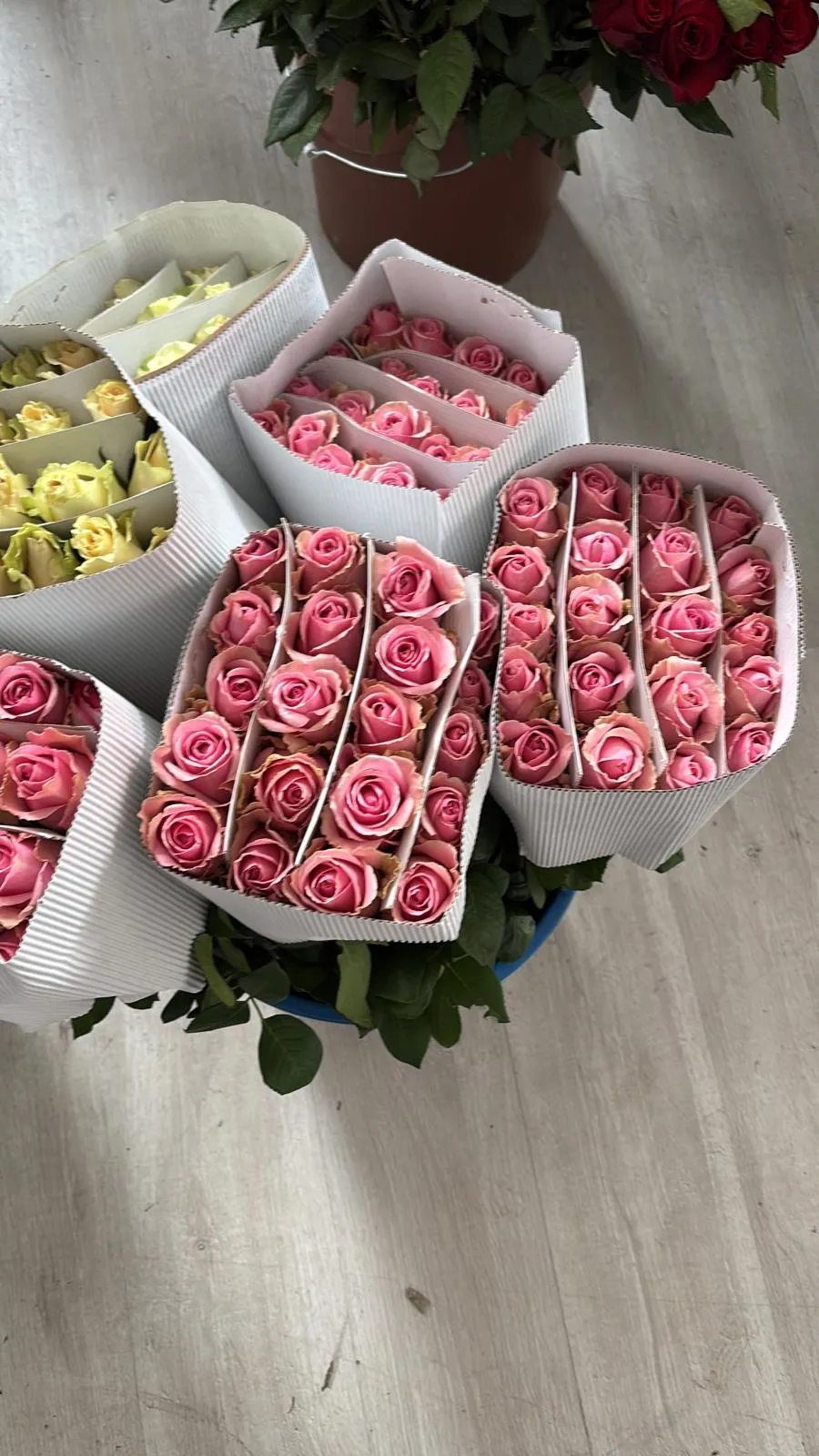 Karadağ Çiçekçilikte kutulanan pembe ve açık sarı güller